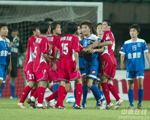 库里下半场20分难阻勇士惨败 镜头捕捉失落一幕：坐板凳毛巾捂脸